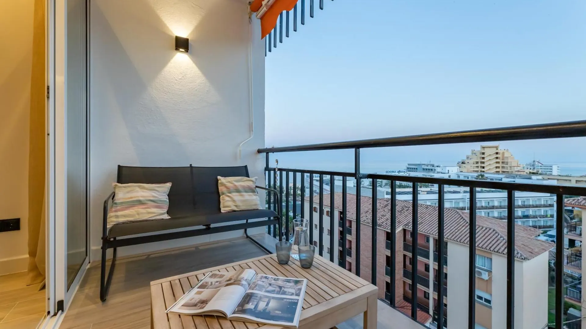 Apartamento Con Vistas Al Mar Cerca Del Puerto Benalmádena Apartmán